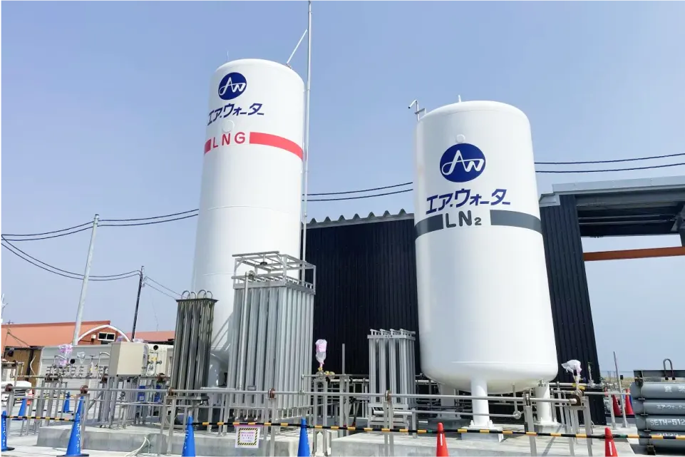 液化バイオメタンの貯槽（左）